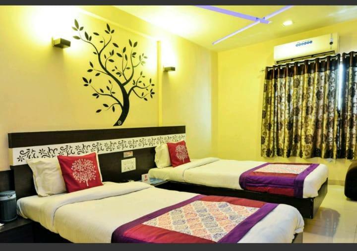 Skylawn Hotel סוראט מראה חיצוני תמונה